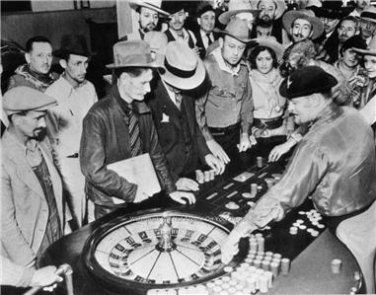 LAS VEGAS ROULETTE WHEEL GAMBLING PHOTO 1935 CASINOS DICE TEXAS HOLD EM SLOTS