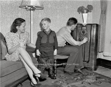 EARLY AMERICANA LIFE STYLE OLD RADIO FURITURE LAMP WALL VASE PAPERS PHOTO 1941