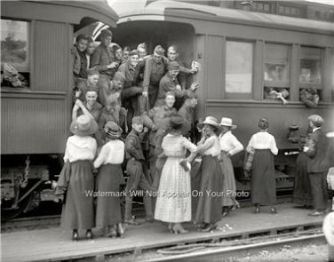 VINTAGE LOOKING U.S. SOLDIERS WORLD WAR ONE 1919 PHOTO WASHINGTON D C TRAIN CARS
