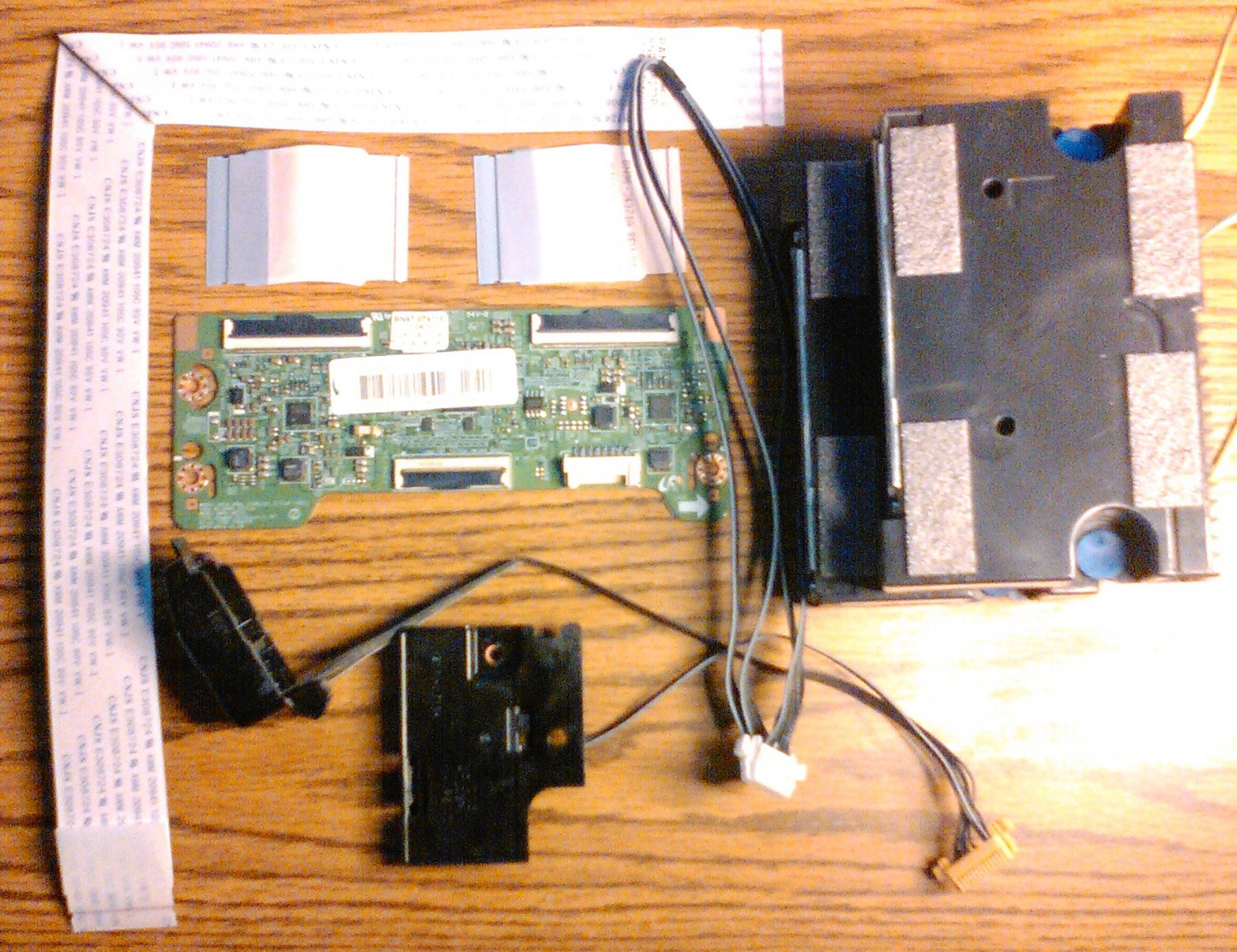 BN96-38627A / T-CON board, Wires, Power Switch, WiFi Board & Speakers