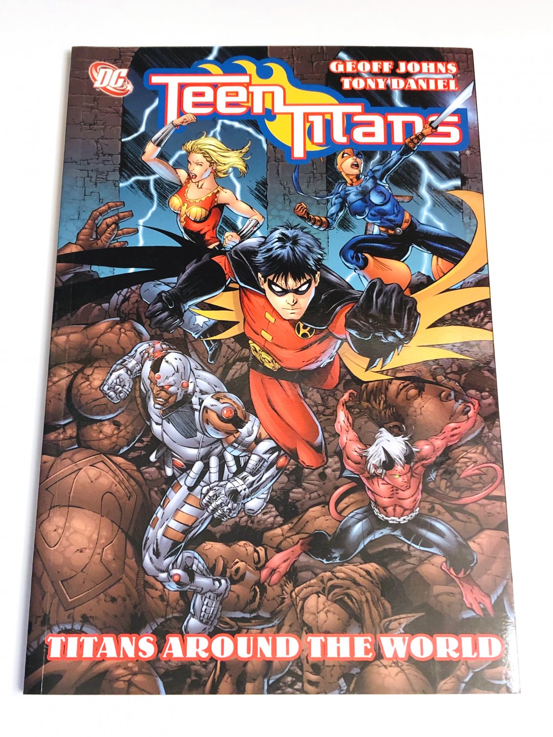 Teen Titans VOL 06: Titans Around the World by Tony Daniel, Geoff Johns and Sand