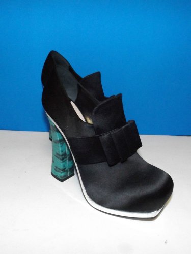 NEW Authentic MIU MIU BLACK  AND SNAKESKIN PUMP (size 39) - MSRP $925.00!