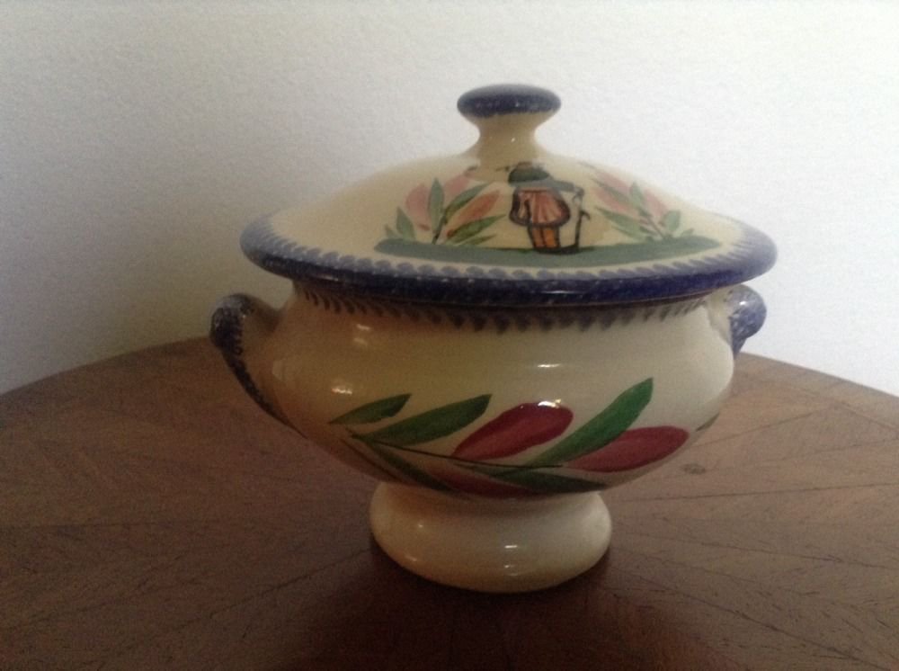 Quimper Covered Bowl French Vintage Piece in Great Condition