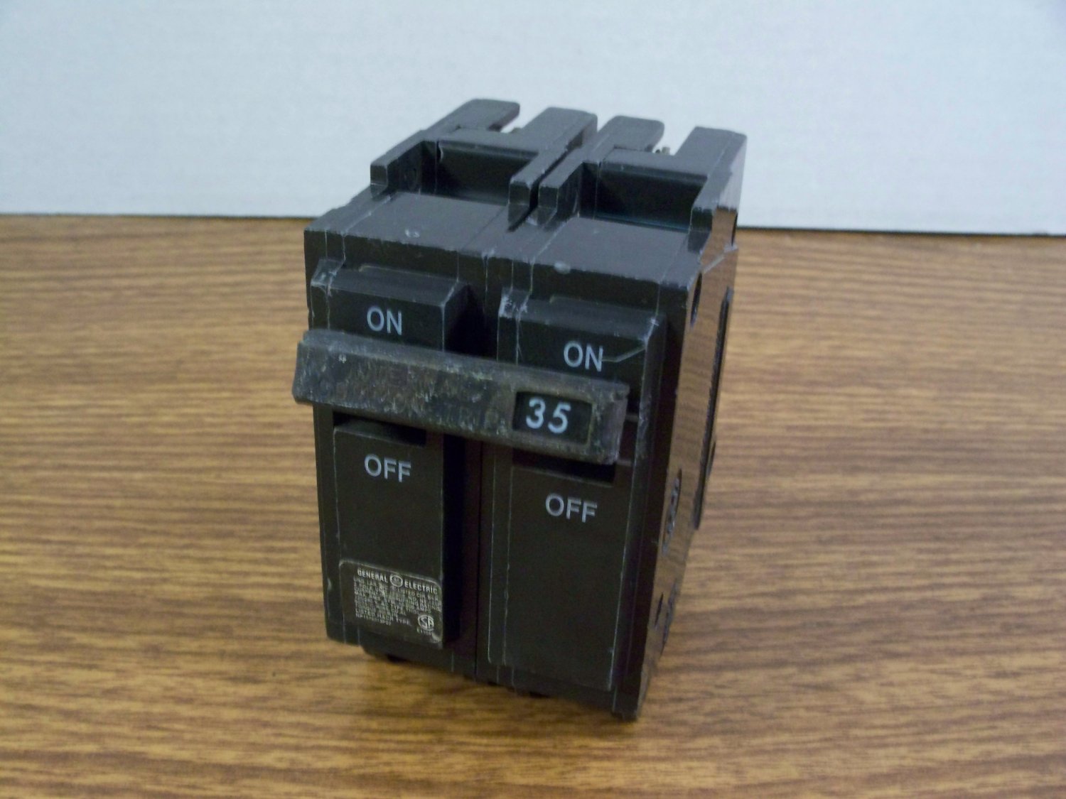 GE THQL Circuit Breaker (THQL2135) 35Amp 240Volt 2Pole 10kA *USED*