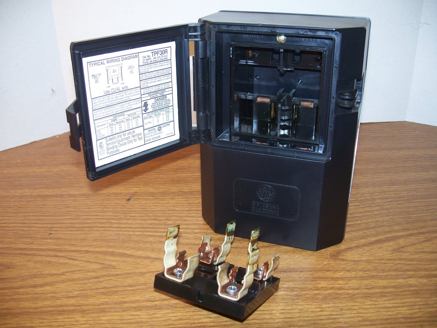 GE Plastic PullOut AC Disconnect Type 3R (TPF30R) 30Amp 240Volt 1Ph 3W