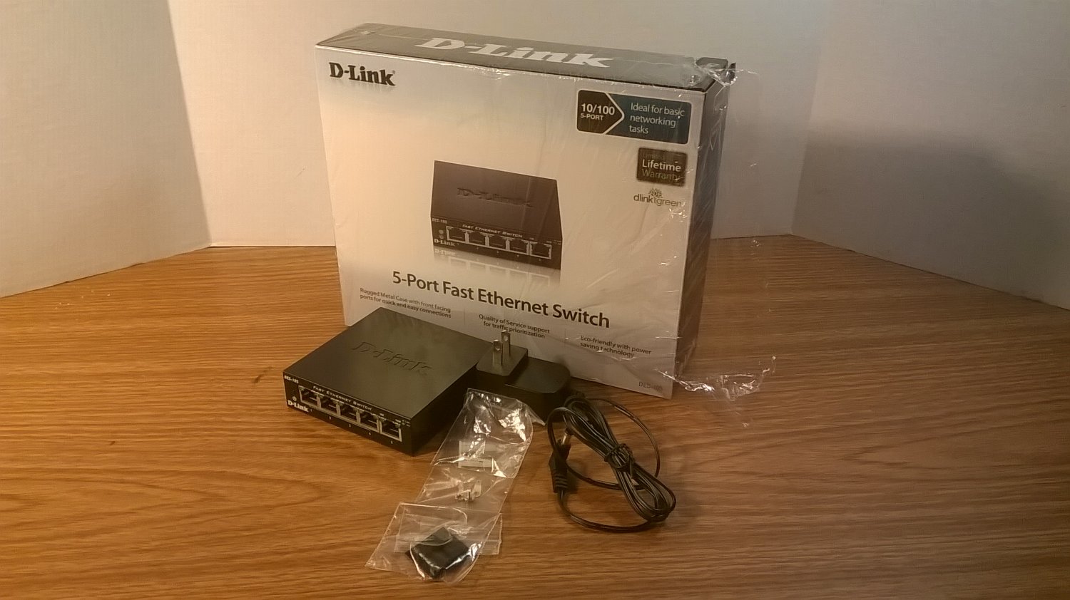 D-Link 5-Port 10/100 Fast Ethernet Switch (DES-105) *NIB*