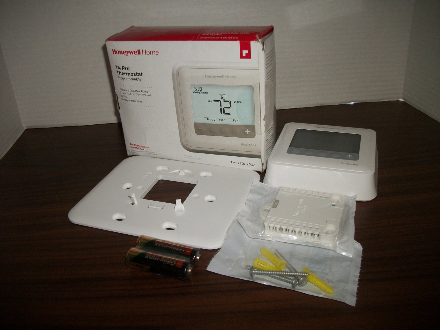 Honeywell T4 Pro Digital Programmable Thermostat (TH4210U2002) *NIB*