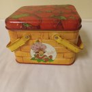 American Greetings 1980 Strawberry Shortcake Tin Picnic Basket (EC-HE) American Greetings 1980 Strawberry Shortcake Tin Picnic Basket (EC-HE)