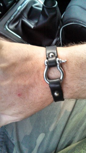 Leather bracelet with anchor shackle