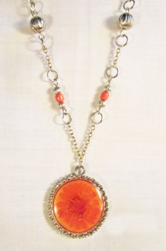 N2 - Red beaded necklace with flower pendant