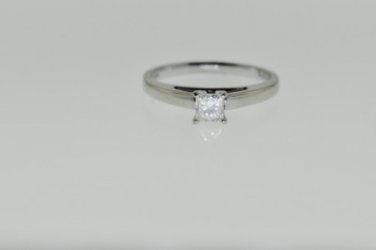 0.33 CT PRINCESS-CUT DIAMOND SOLITAIRE CATHEDRAL RING IN 14 KT WHITE GOLD