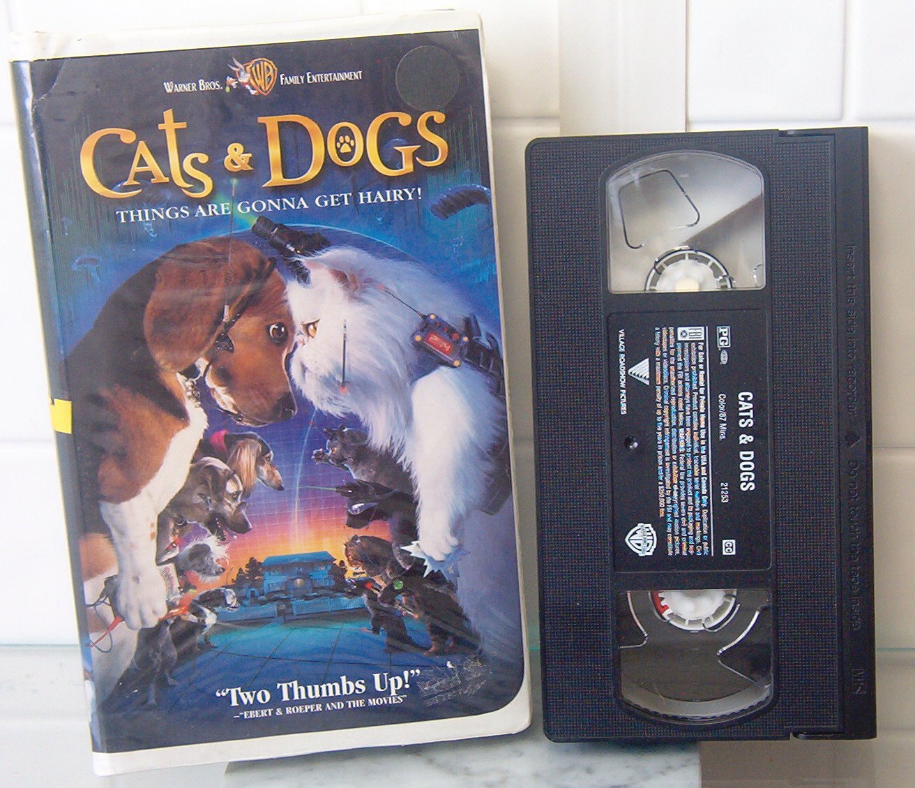 Warner Bros Cats & Dogs (vhs, 2001, Clamshell)