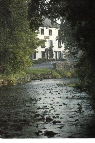 New Inn Hotel Clapham Settle North Yorkshire Postcard. Mauritron 249864