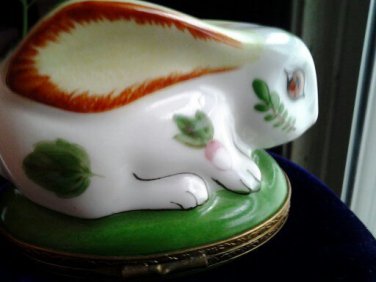 Limoges "Long Ear Rabbit/Hare trinket box" Peint main, Limoges France