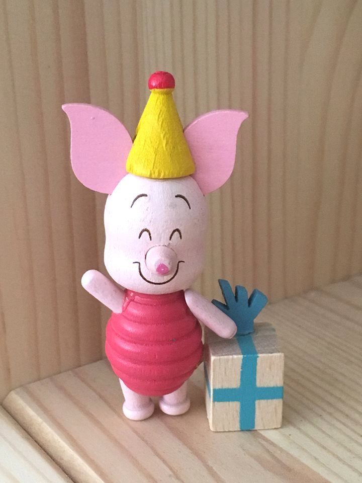 7-11 Disney Winnie the Pooh & Friends Wooden Figure - Piglet with present