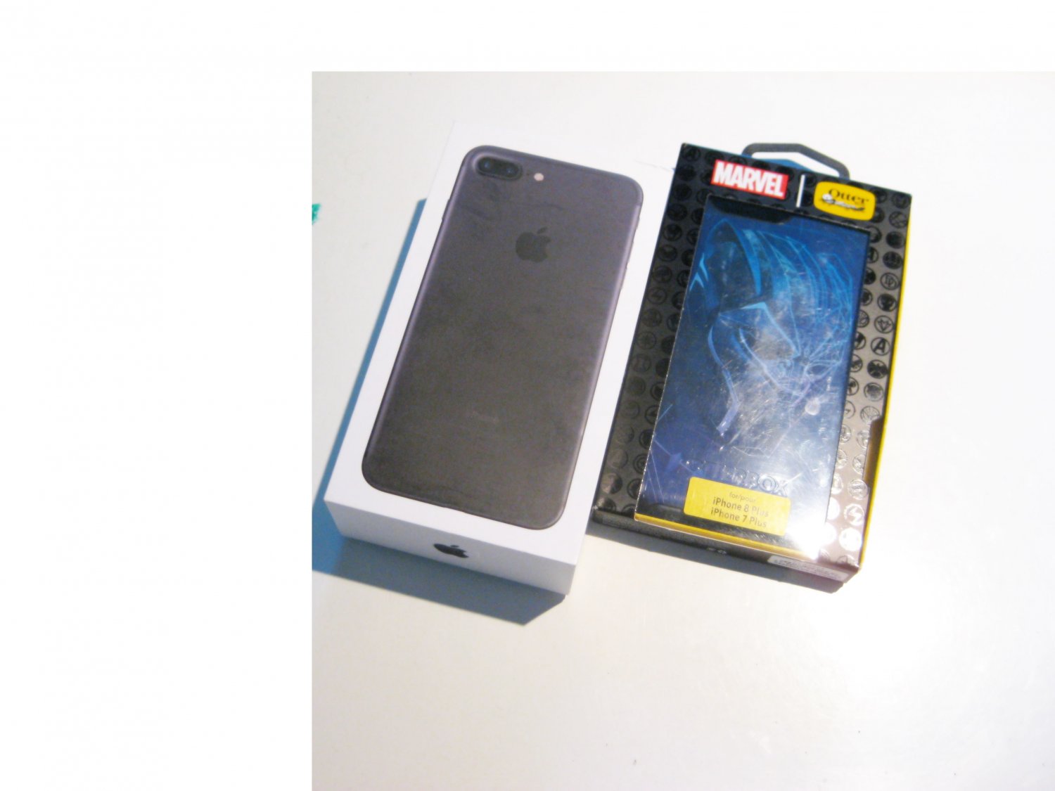 Very Good Black Unlocked 32gb T-mobile (A1784) Iphone 7 Plus Bundle!!