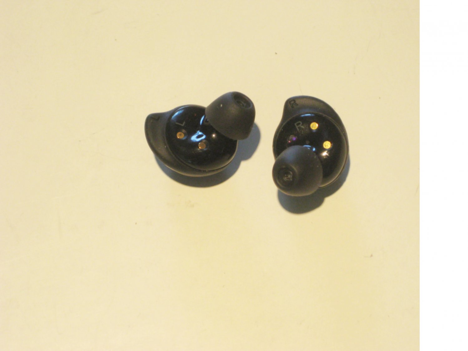 black samsung buds