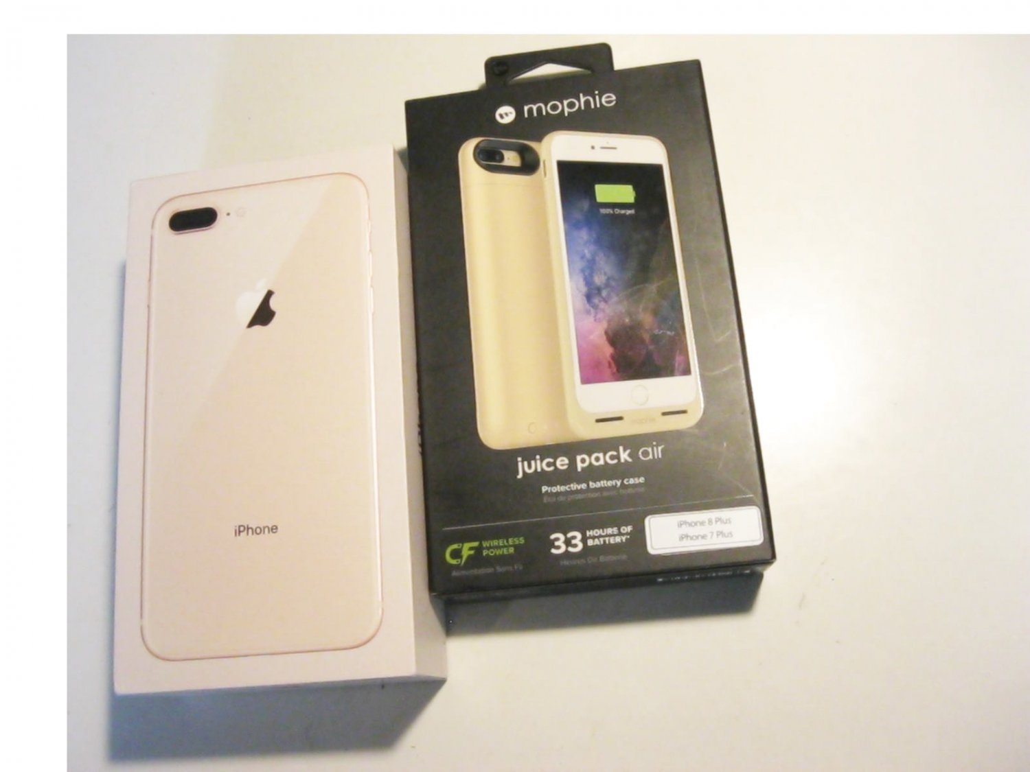 9/10 COND  256gb Unlocked Iphone 8 Plus (A1897)  Bundle!!