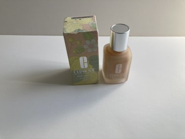 Clinique  extra-help makeup - 01 Ivory Bisque (N)