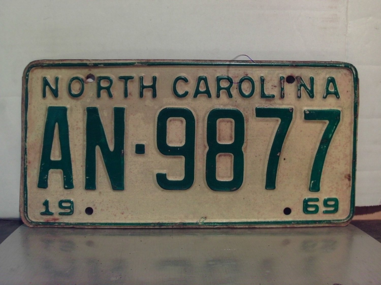 1969 North Carolina NC License Plate AN9877 VG NC1