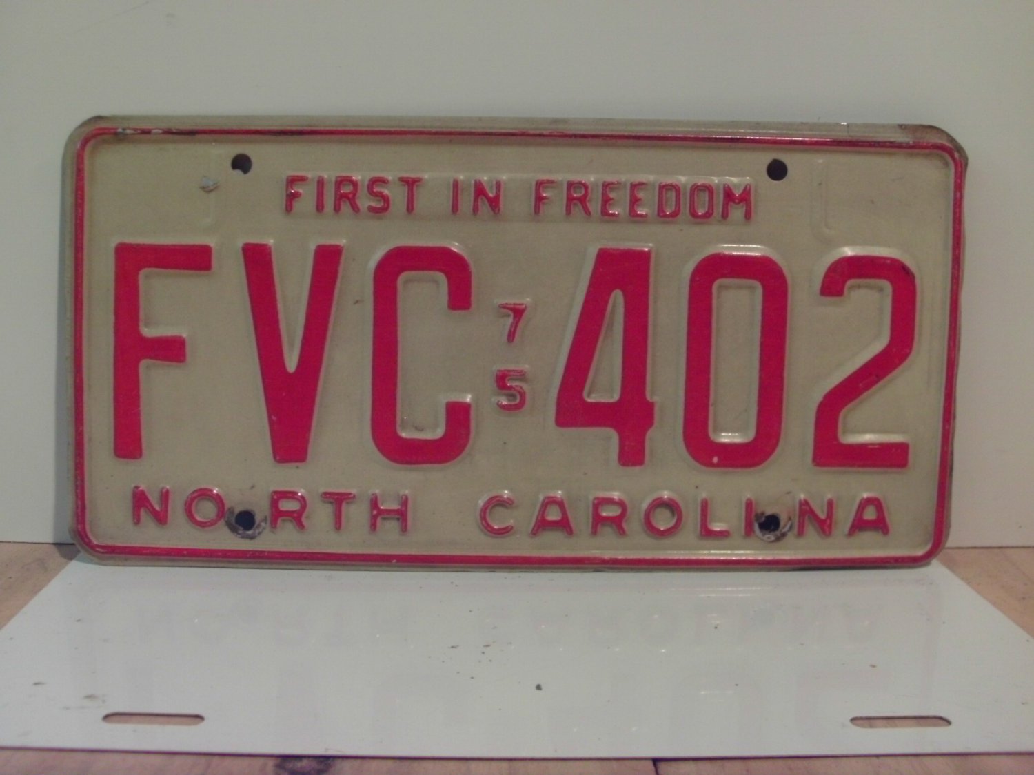 1975 North Carolina NC YOM Passenger License Plate FVC-402 VG NCY2