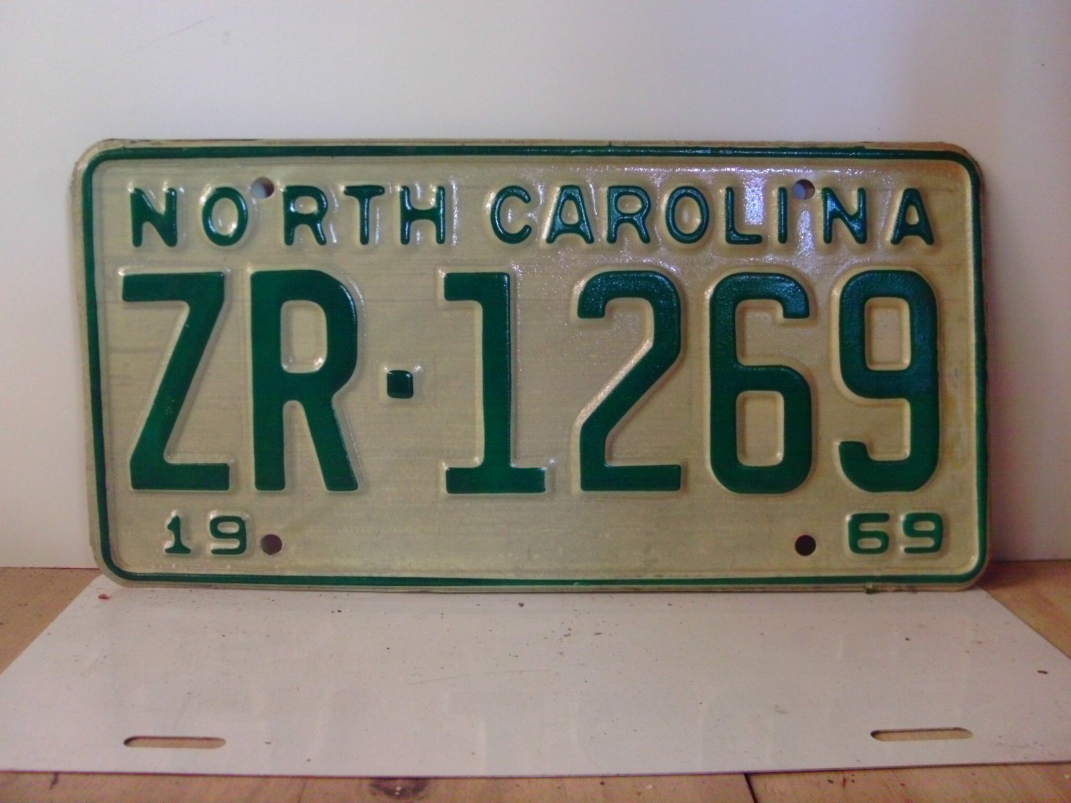 1969 North Carolina NC Passenger YOM License Plate ZR-1269 Mint!