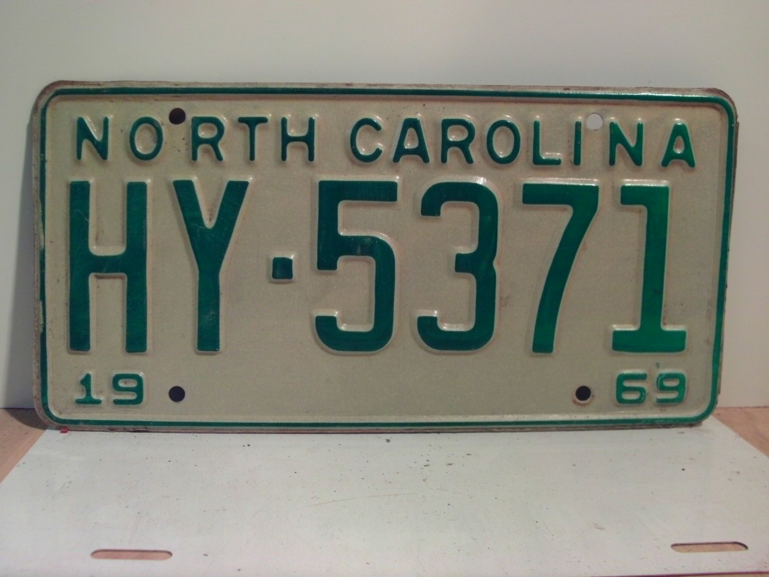 1969 North Carolina NC Passenger YOM License Plate HY-5371 VG+ NC1