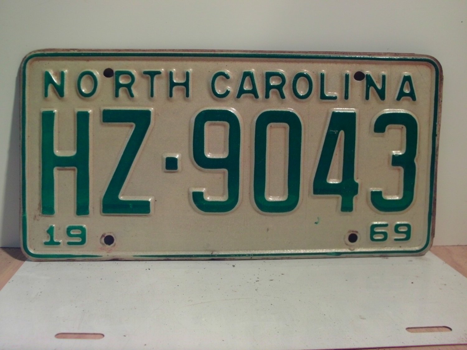 1969 North Carolina NC Passenger YOM License Plate HZ-9043 VG NC1