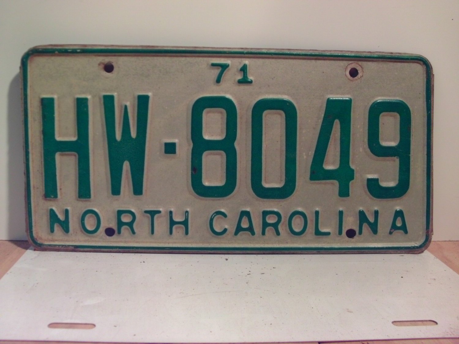 1971 North Carolina NC Passenger License Plate HW8049 VG