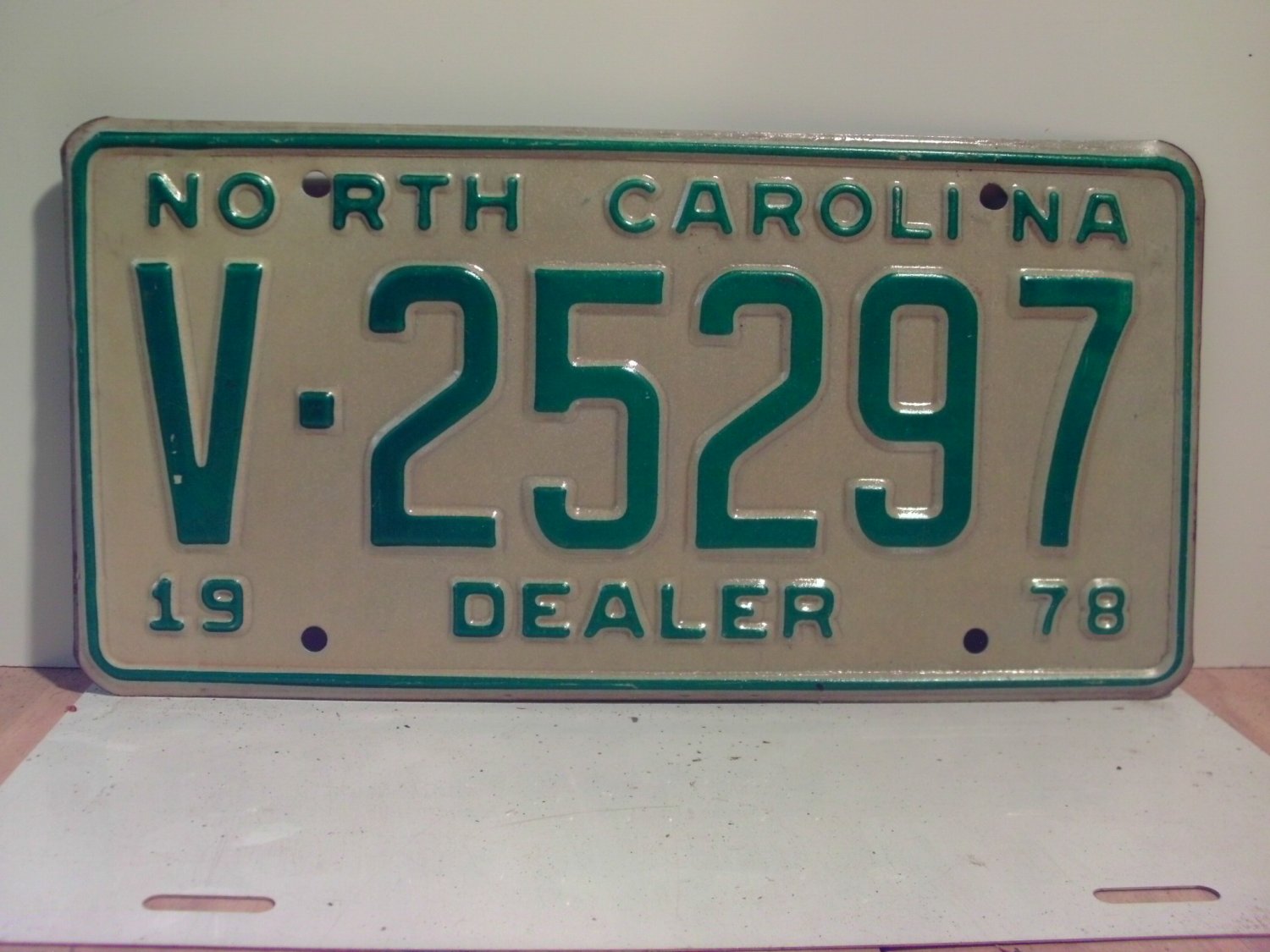 1978 North Carolina NC Dealer License Plate V25297 Mint