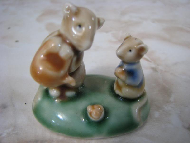 MOUSE FAMILY - WATER PLANT SCENE PORCELAIN FIGURINE