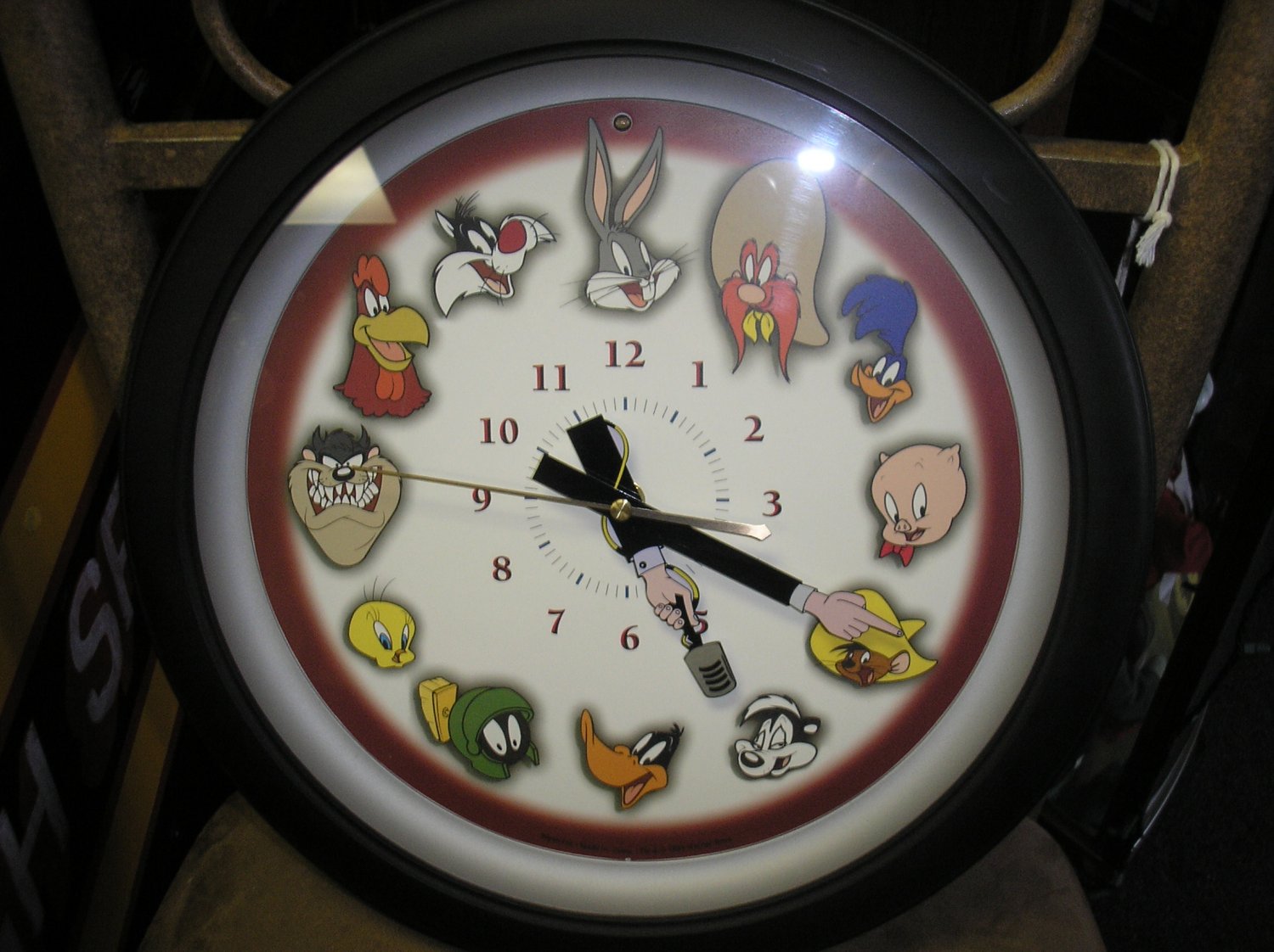 LOONEY TUNES CHARACTER WALL CLOCK FEATURING HOURLY TIME