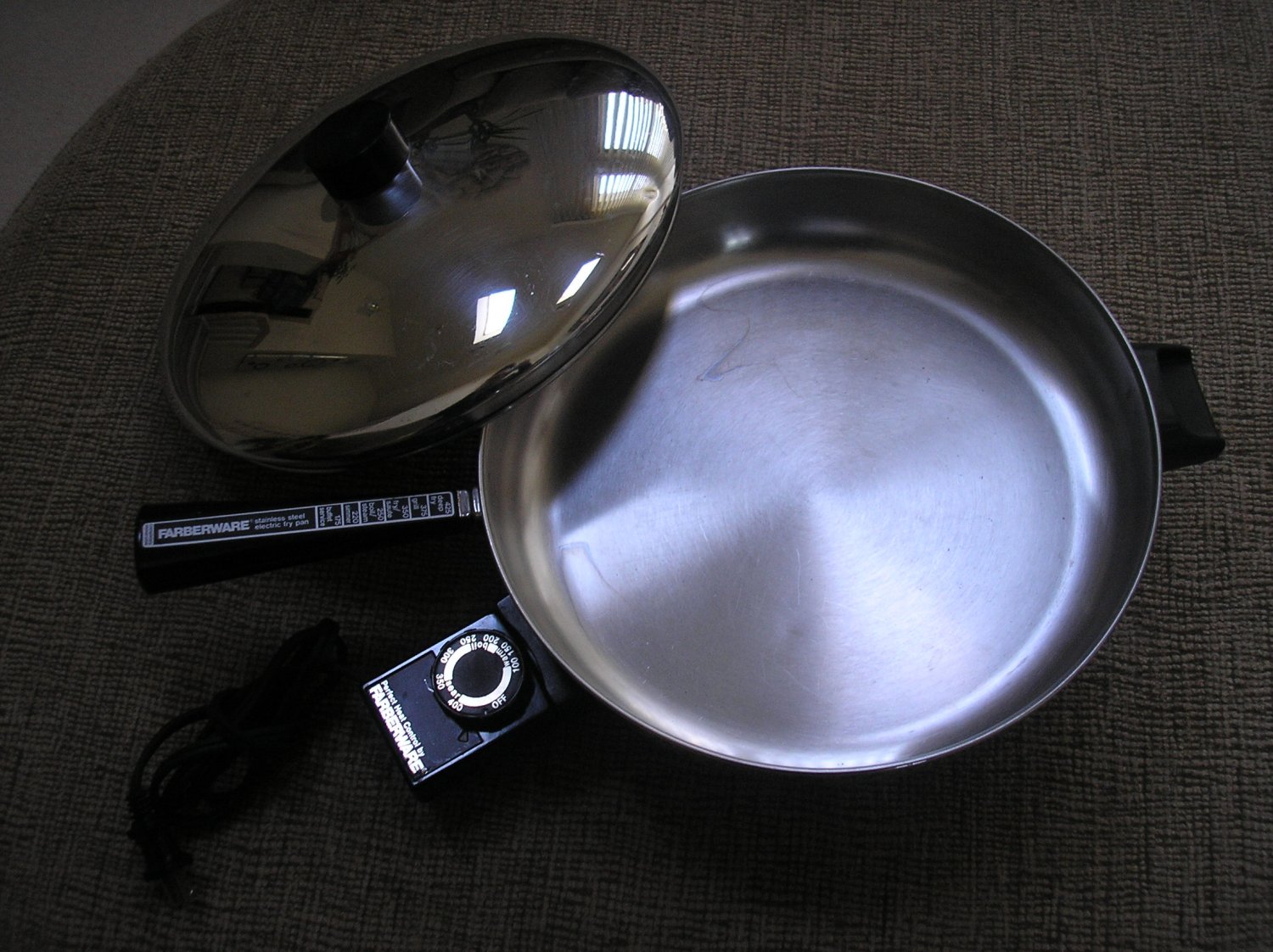 FARBERWARE B3000 ELECTRIC SKILLET/FRY PANSTAINLESS STEELWORKS GREAT