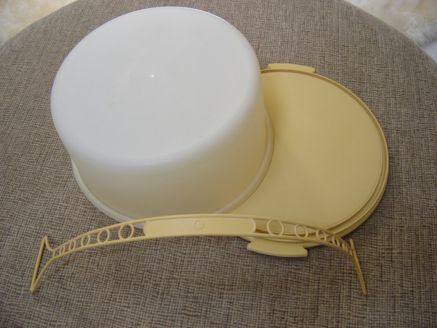 VINTAGE TUPPERWARE HARVEST GOLD ROUND CAKE CARRIER SAVER with HANDLE!