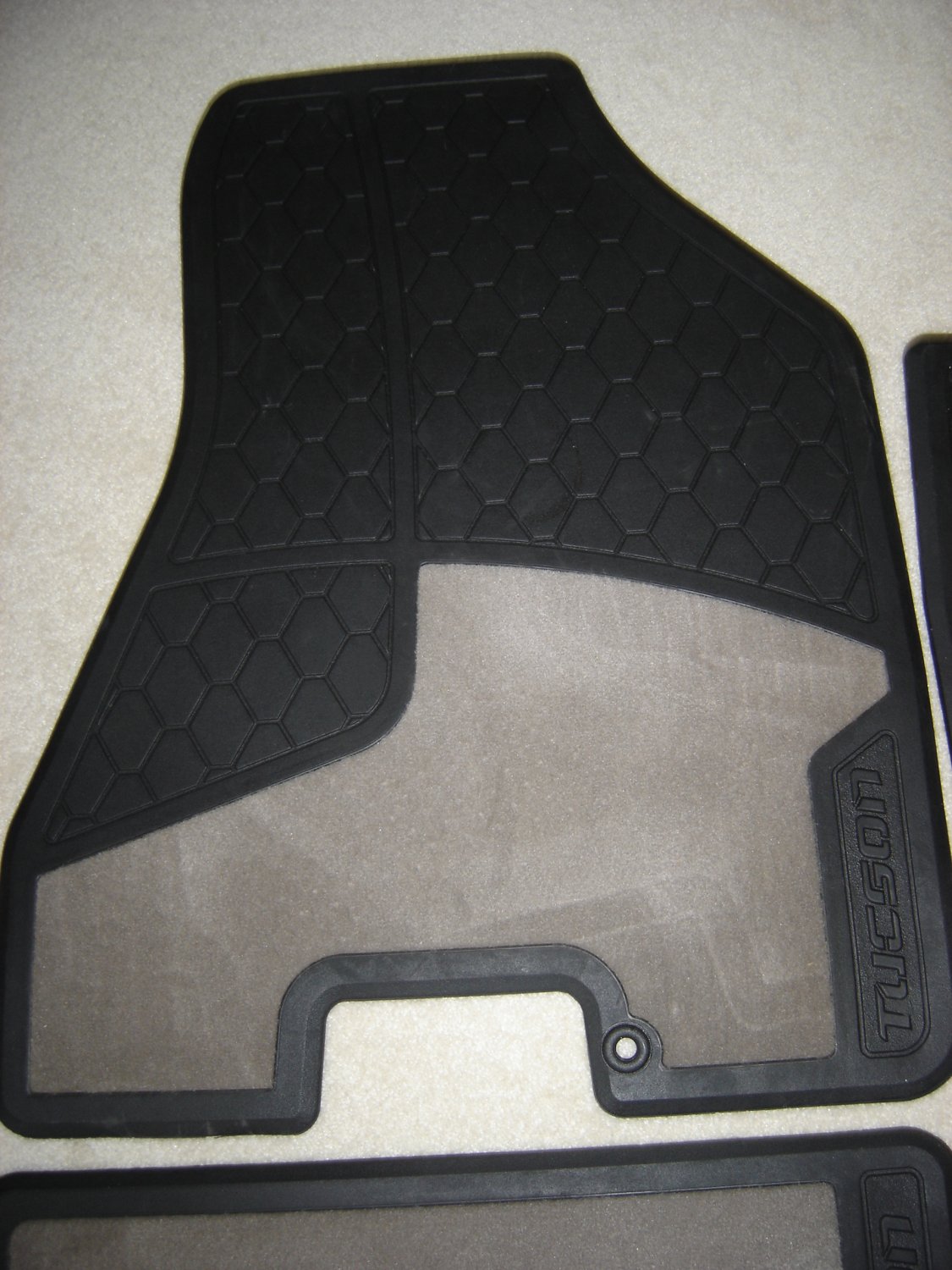 20052009 HYUNDAI TUCSON OEM FLOOR MAT SET BLACK RUBBER/BEIGE CARPET