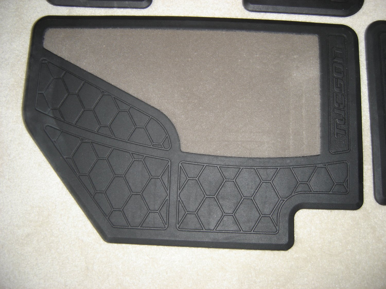 20052009 HYUNDAI TUCSON OEM FLOOR MAT SET BLACK RUBBER/BEIGE CARPET