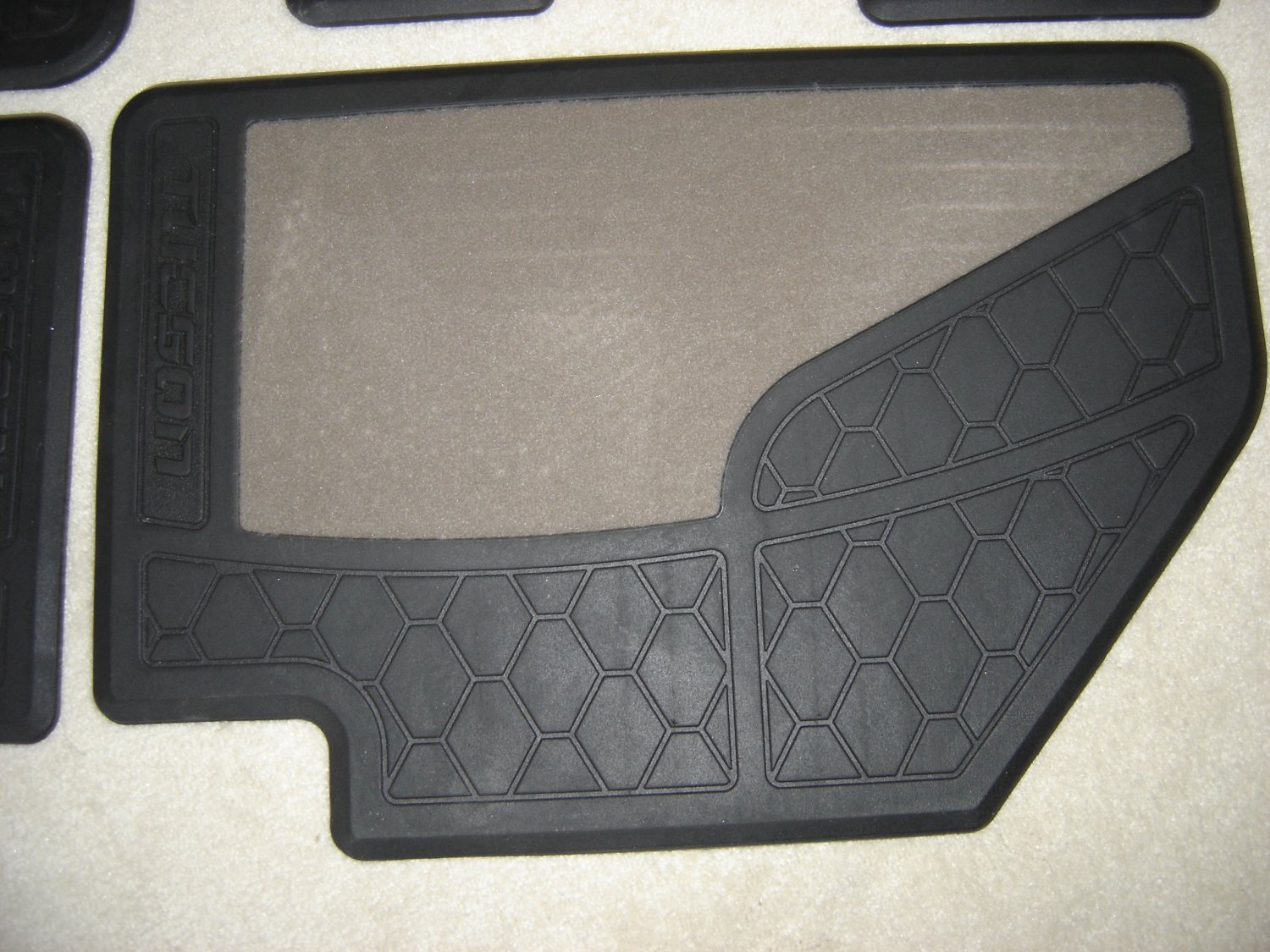 20052009 HYUNDAI TUCSON OEM FLOOR MAT SET BLACK RUBBER/BEIGE CARPET