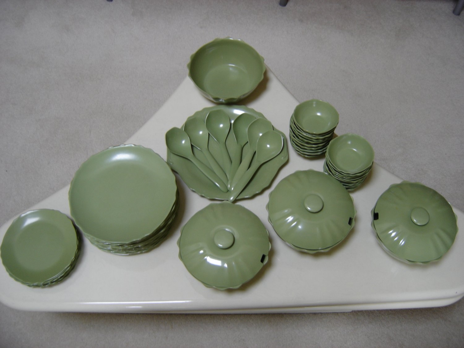 VINTAGE MELAMINE/MELMAC OLIVE GREEN DINNERWARE LOT OF 64 PIECES WOW!
