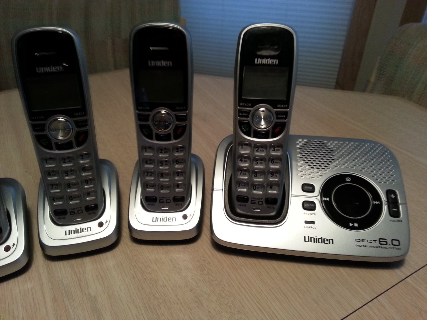 UNIDEN DECT 6.0 Cordless Digital Answering System with Caller ID 6