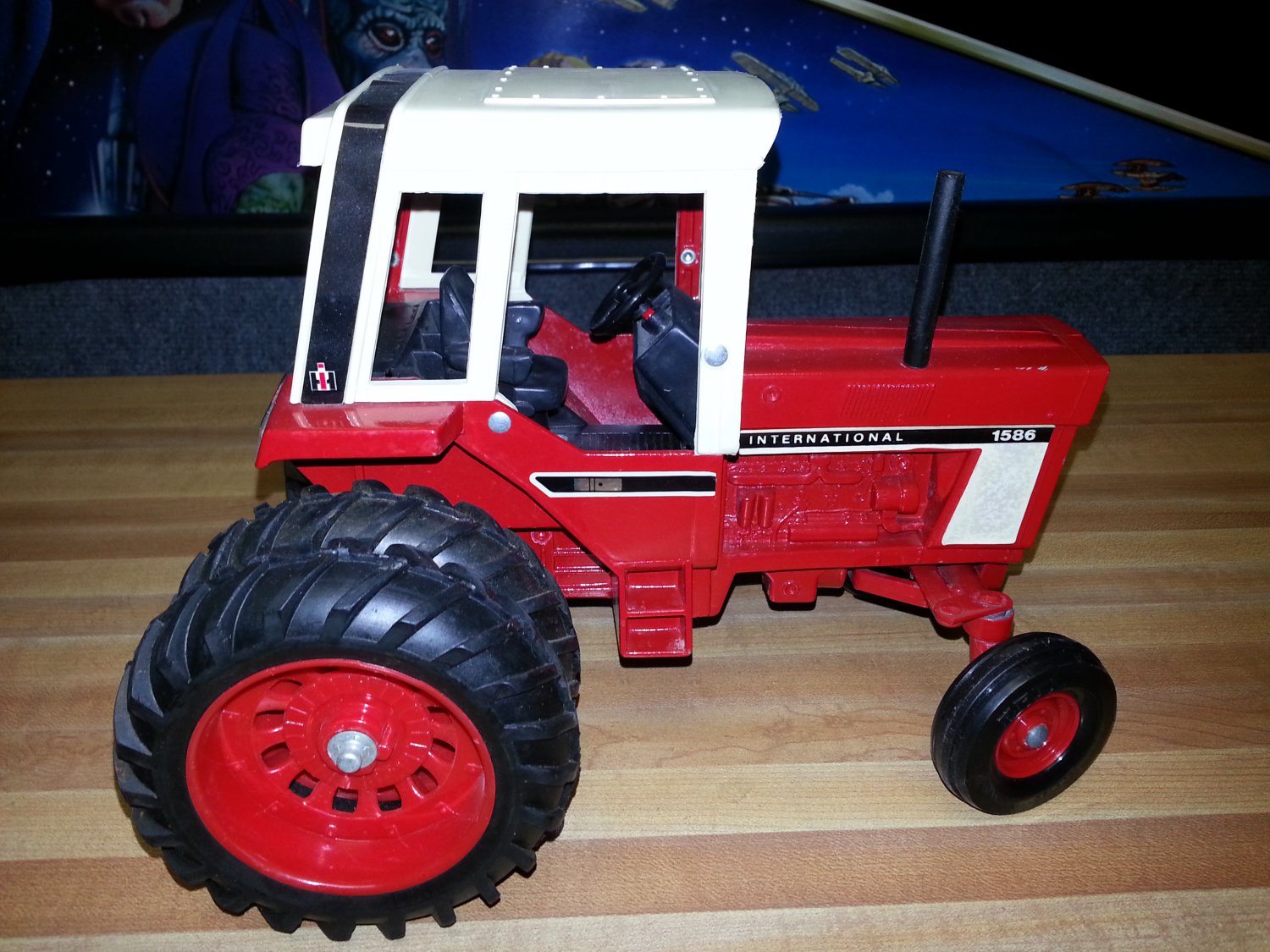 ERTL International 1586 Metal Tractor Toy 1/16 Scale Diecast Farm