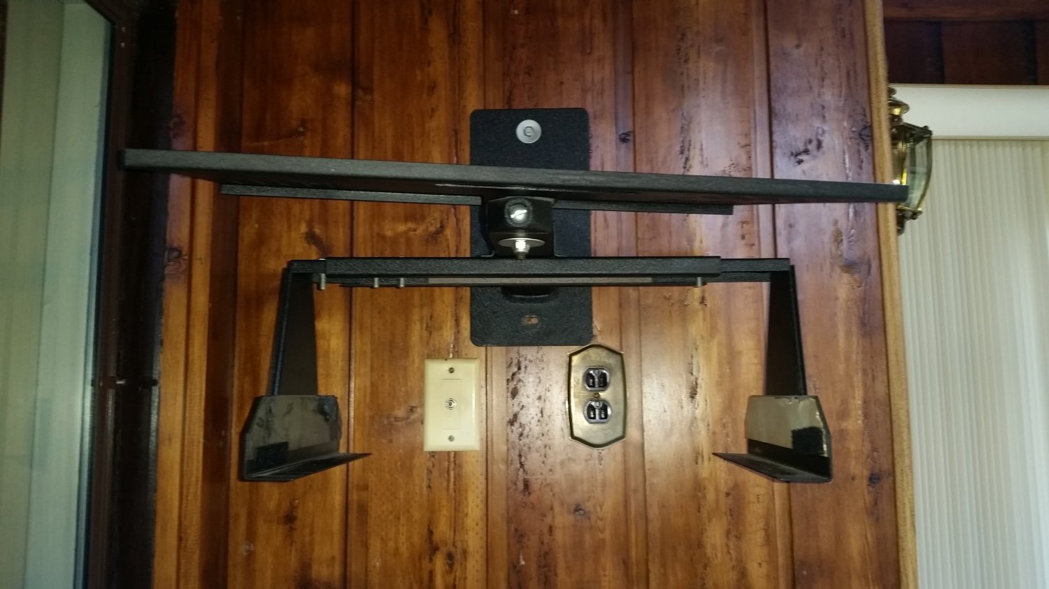 LUCASEY MFG. 1700 CRT TV Wall Mount with VCRU1420 Accessory Shelf!