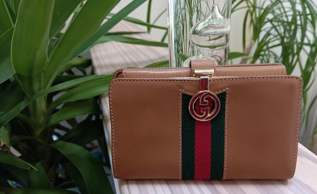 Vintage Gucci Sherry Line Folding Leather Wallet w Coin Section & Enameled GG Closure!