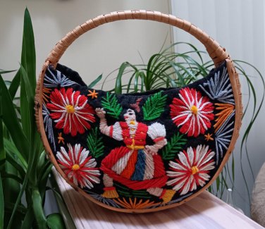VIntage 70s BOHO Handcrafted Folk Art Floral Embroidered Crewel Wicker HandBag!