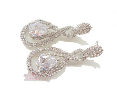 8-Shaped Pierced Dangle Earring Clear Zircon Swarovski Crystal ER0002