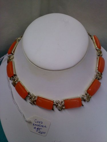 Coro vintage Thermoset necklace in coral color