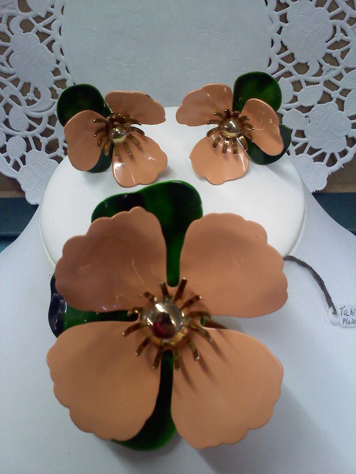 Sarah Coventry - Tahitian Flower - 1969 in coral vintage brooch pin and clip earrings set