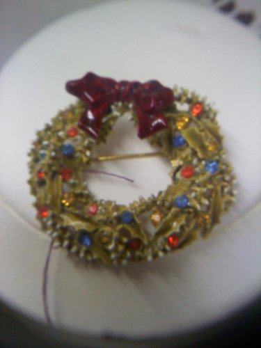 Pretty enameled vintage ART Christmas holly wreath brooch pin