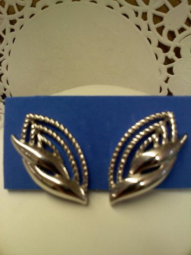 Trifari TM silvertone vintage clip earrings