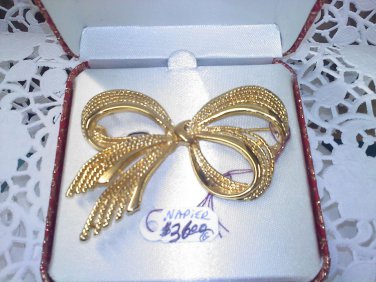 Napier goldtone 5 strand fancy bow NOS vintage brooch pin in original box