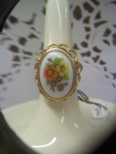 AVON - French Flowers - 1975 goldtone locket ring size 5